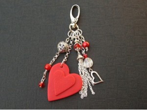 Bijou de sac Polytendance avec coeur rouge et breloques