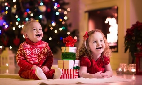 Des enfants captivés par lePère le Père Noël
